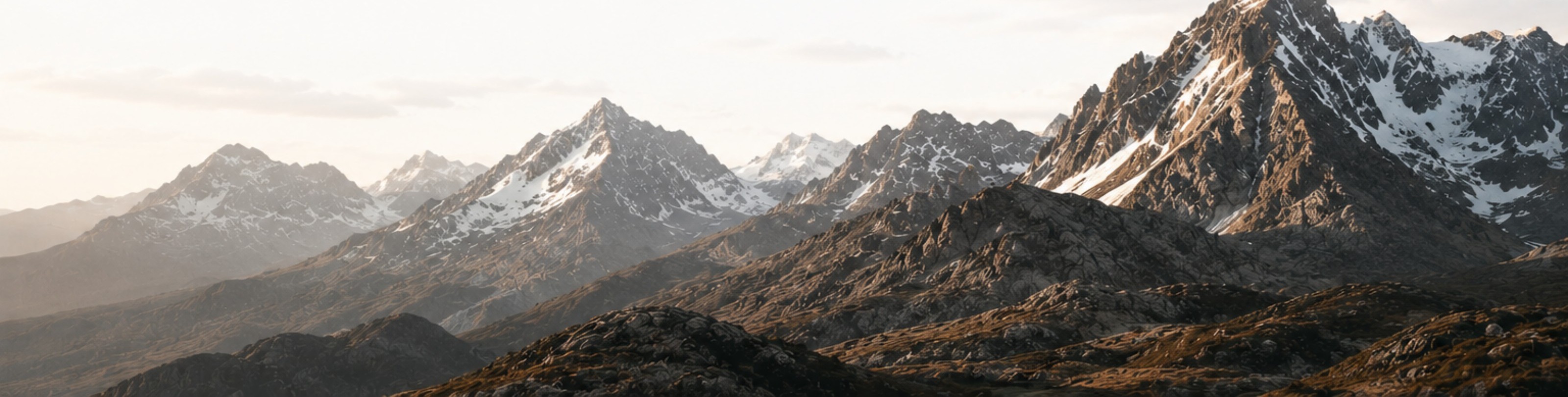 Cordón montañoso al amanecer